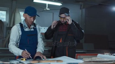 Ayrıntılı olarak sanayi ölçme işçi