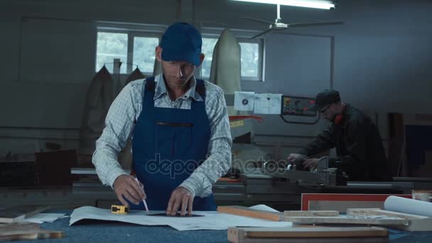 Чоловік, що працює з деталями в столярних виробах — стокове відео