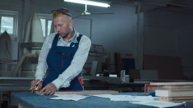 Dükkanda çalışan ölçüm tahta