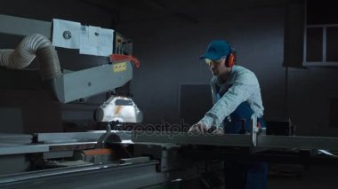 Dükkanda testere ile çalışan adam