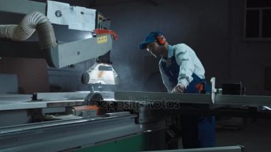 Birleştiriciyi bir testere makinesinde çalışır