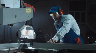 Birleştiriciyi bir testere makinesinde çalışır