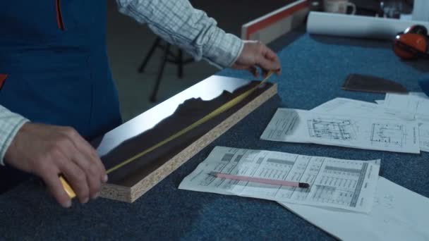 Worker measuring plank in shop — Stock Video