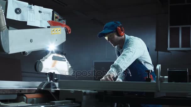 Hombre trabajando con sierra en tienda — Vídeo de stock