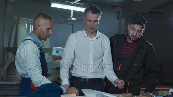 Předák vysvětlující produkt na pracovníky — Stock video