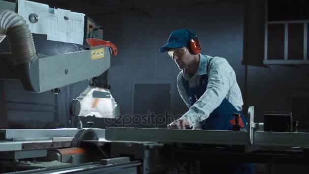 Mężczyzna pracujący z Piły w sklepie — Wideo stockowe