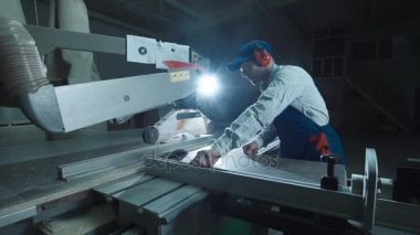 Birleştiriciyi bir testere makinesinde çalışır