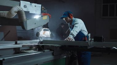 Birleştiriciyi bir testere makinesinde çalışır