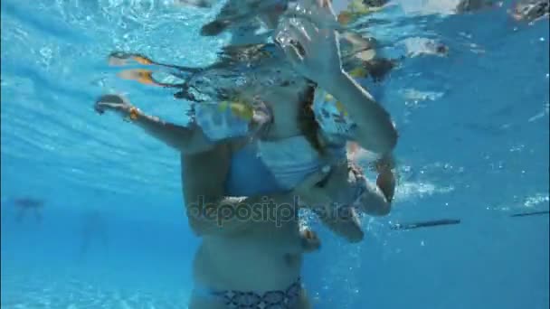 Mother training child to swim. — Stock Video