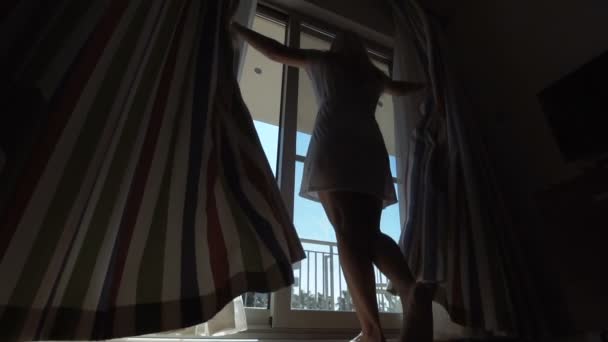 Mujer abriendo cortinas . — Vídeo de stock