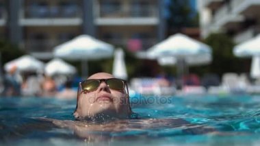 Havuzda cilt soyma kadın.