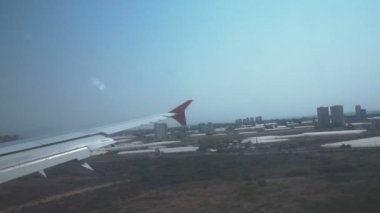 Jet kasaba yukarıda uçan kanat