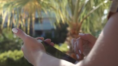 Kadın tarama smartphone.