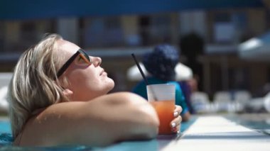 Kadın havuz suyu ile