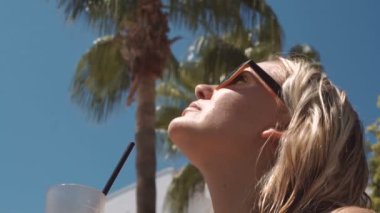 Kadın havuz suyu ile