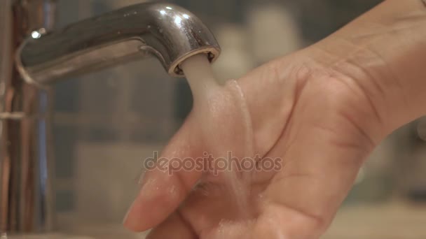 Vrouw wassen van de handen in de kraan. — Stockvideo