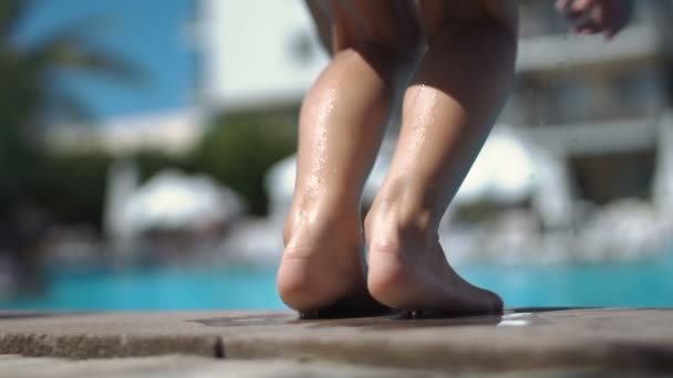 Niño saltando en la piscina. — Vídeo de stock