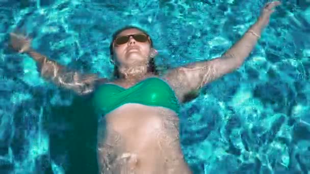 Mujer en gafas de sol relajante en la piscina . — Vídeos de Stock