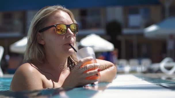 Mujer con jugo en la piscina — Vídeos de Stock