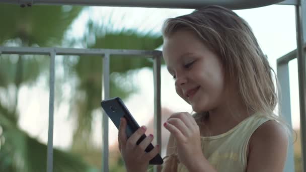 Silueta de niña usando smartphone . — Vídeos de Stock