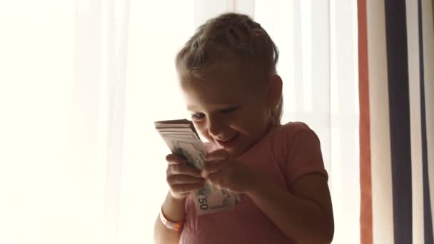 Κοριτσάκι μετρώντας μετρητά — Αρχείο Βίντεο