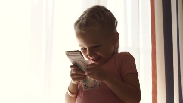 Little girl counting cash — Stock Video