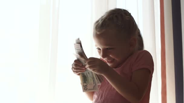 Little girl counting cash — Stock Video