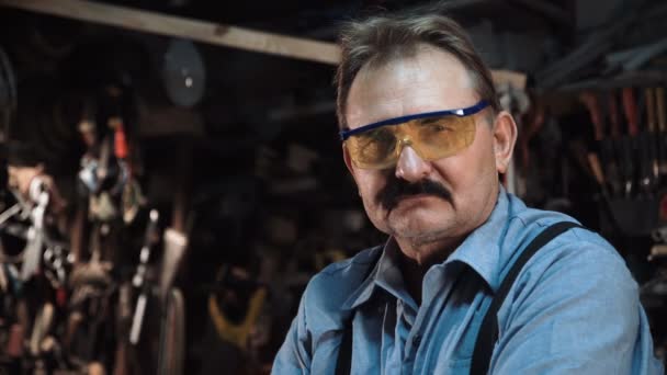 Retrato de un carpintero adulto en la tienda — Vídeos de Stock