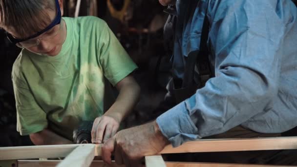 木匠和店里的孙子 — 图库视频影像