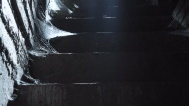 Aşağıda gündüz yürüyen adam