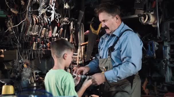 Abuelo carpintero con su nieto en el taller — Vídeos de Stock