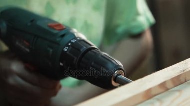 Tornavida ile çalışan bir çocuk