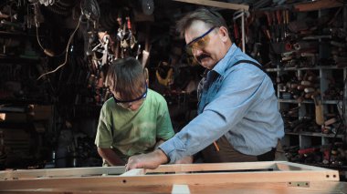 Adam oğlanla penceresi oluşturma