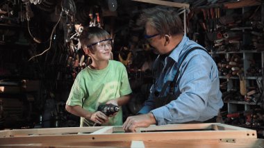 Adam oğlanla penceresi oluşturma