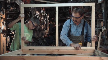 Pencere torunu ile marangoz