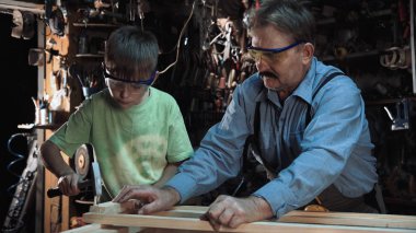 Büyükbaba marangoz bir penceresi torunu ile anlaşılır.