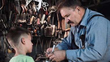 Büyükbaba marangoz atölyesinde torunu ile