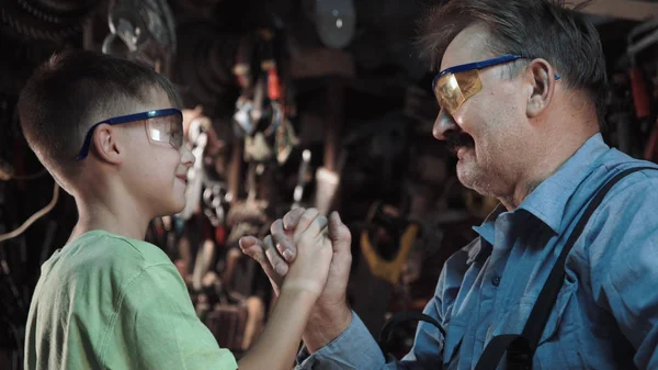 Marangoz ve torunu dükkanda