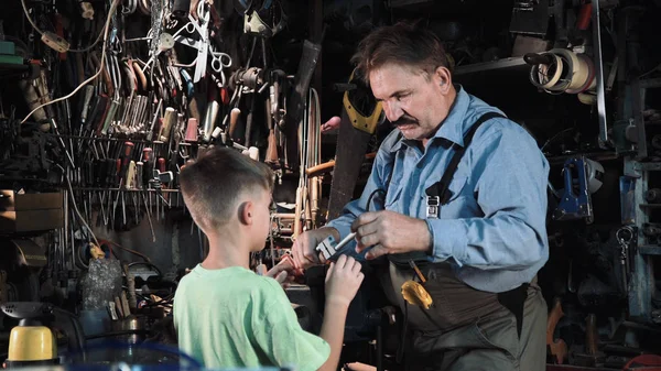 Büyükbaba marangoz atölyesinde torunu ile