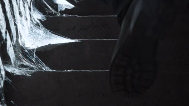 Aşağıda gündüz yürüyen adam