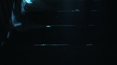 Aşağıda ışığında yürüyen adam