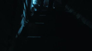 Alt katta gece ay ışığında yürüyen adam