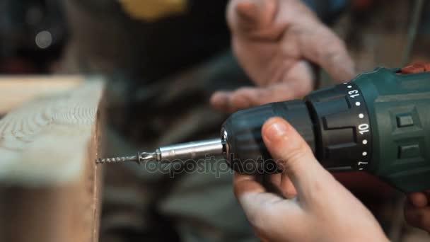 Grandfather teaching of grandson to use screwdriver — Stock Video