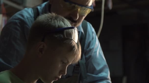 Tischler mit Enkel in Werkstatt — Stockvideo