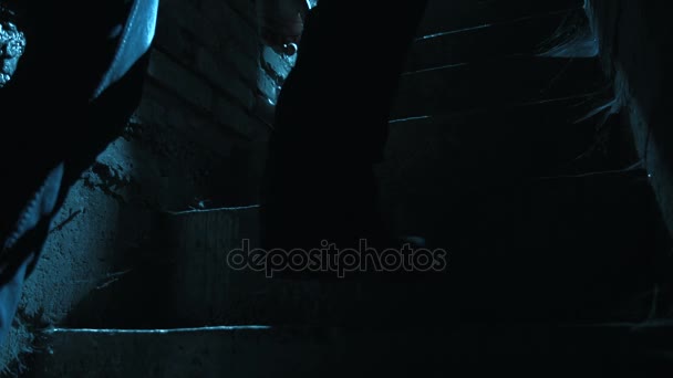 Mann geht nachts die Treppe hinunter — Stockvideo