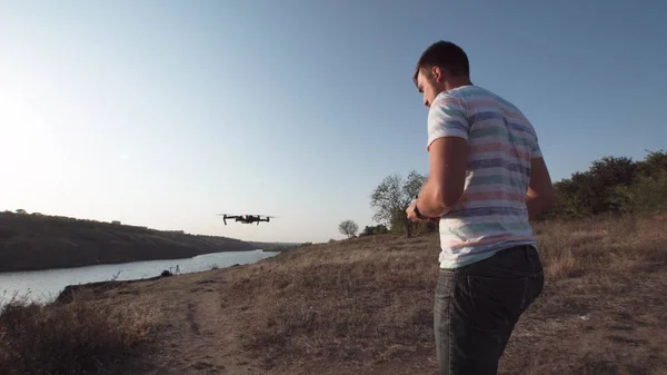 Homem usando drone na costa — Fotografia de Stock