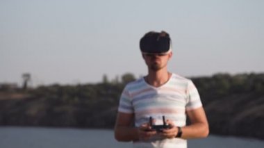 Dron kontrol Vr gözlüklü adam