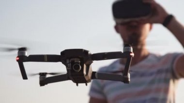 Dron kontrol Vr gözlüklü adam