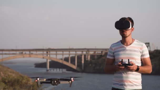 Ember a Vr szemüveg ellenőrző drone — Stock videók