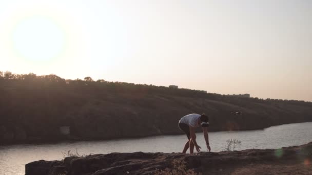 Uomo controllo drone utilizzando occhiali video — Video Stock